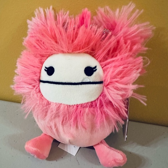 Nwt Caparinne the Valentine’s Day Bigfoot 5” Squishmallows - Picture 2 of 6